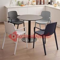 Bộ bàn ghế cafe bàn tròn mặt gỗ chân sắt ghế nhựa đúc